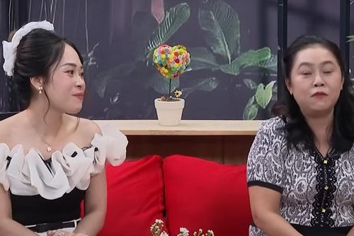 Bà chủ ở Đà Nẵng vừa chăm chồng liệt cả 2 chân vừa hát, không bao giờ than vãn