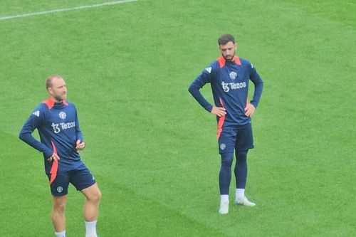 MU khốn khổ xin đi ké máy bay với Man City, tập ở sân đội hạng 3