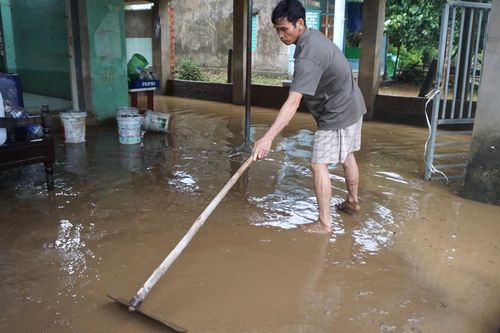 Bùn non ngập nhà sau bão số 6 Trà Mi, người dân Đà Nẵng tất bật dọn dẹp