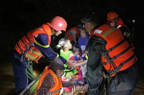 Nước sông trên mức báo động 2, chính quyền Quảng Trị xuyên đêm ứng cứu dân