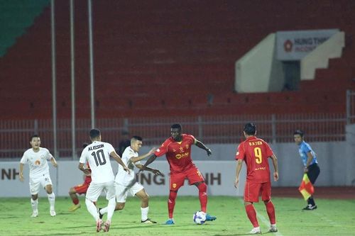 Sông Lam Nghệ An chỉ giành 1 điểm sau 2 lần dẫn trước Quy Nhơn Bình Định