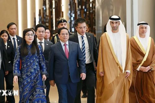 Thủ tướng đến thủ đô Abu Dhabi, bắt đầu thăm chính thức UAE