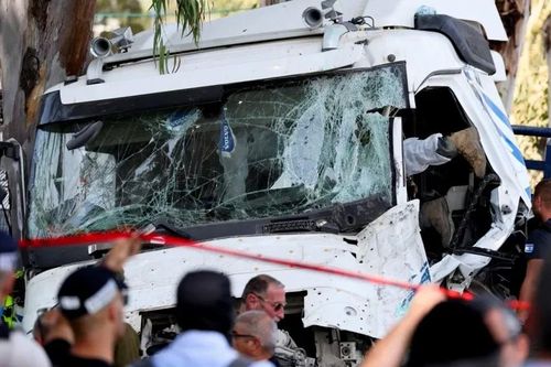 Cảnh sát Israel nghi ngờ vụ xe tải đâm vào bến xe buýt là tấn công có chủ đích