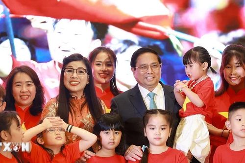 Thủ tướng Phạm Minh Chính gặp đại diện cộng đồng người Việt Nam tại UAE