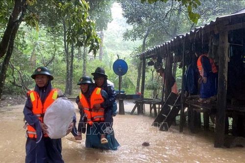 Bão số 6: Ngập sâu nhiều tuyến đường các tỉnh miền Trung