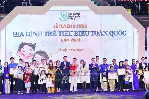 Vinh danh 10 'Gia đình trẻ hạnh phúc' năm 2024