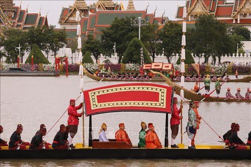 Tráng lệ lễ rước thuyền Hoàng gia kỷ niệm 72 năm ngày sinh Quốc vương Thái Lan