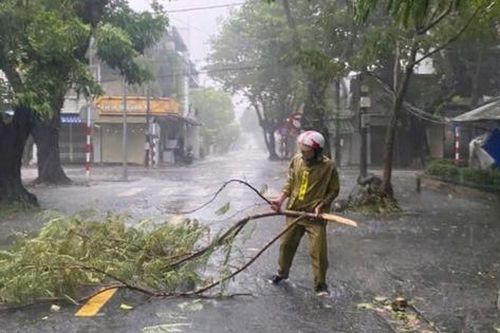 Lực lượng công an Thừa Thiên - Huế giúp dân ứng phó bão số 6