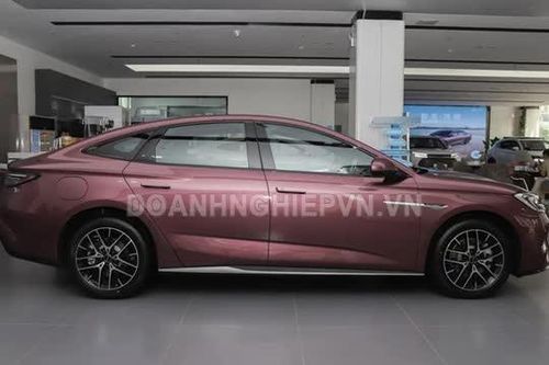 Xe sedan hơn Toyota Camry về mọi mặt, tiêu thụ 1,08 lít xăng/100 km, giá rẻ bất ngờ