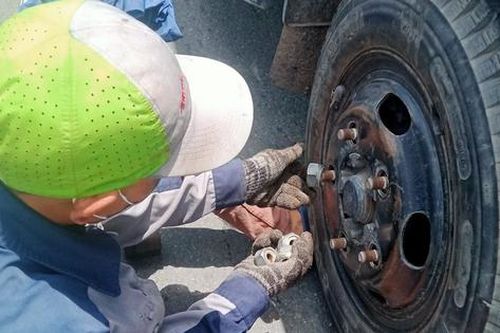 Lốp ô tô bị vá nhiều lần có nên thay mới?