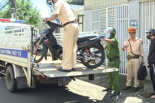Gia Lai: Ngăn chặn học sinh đi xe phân khối lớn đến trường