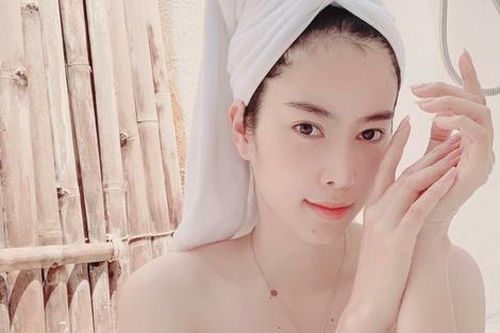 Nam Em gợi cảm với 'cặp kiếm nhật' dài miên man