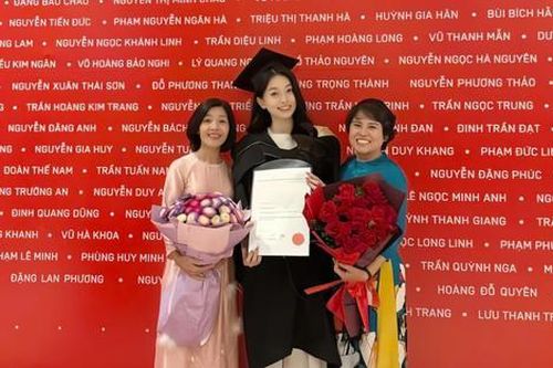 Đứng cạnh con dâu, nhan sắc mẹ chồng Phương Nga gây chú ý