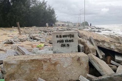 Bão Trà Mi đổ bộ vào Thừa Thiên - Huế, càn quét bờ biển tan hoang