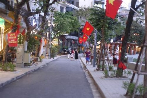 Phố đi bộ mới nhất của Hà Nội thưa vắng, chủ hộ kinh doanh than khó