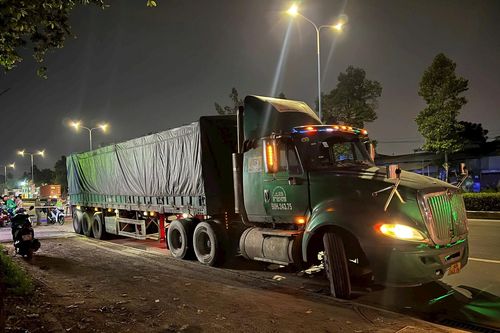Tử vong vì đi xe đạp điện tông vào container đang lùi