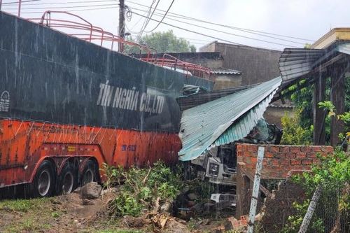 Quảng Bình: Xe container nghi mất lái bất ngờ đâm sập nhà dân