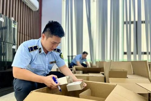 Vụ 10.000 chai nước hoa nghi nhập lậu: Phan Thủy Tiên lên tiếng