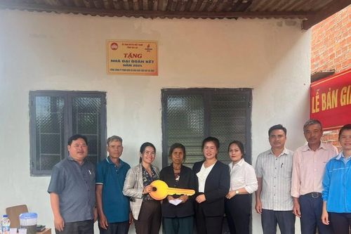 Đak Đoa bàn giao 2 căn nhà Đại đoàn kết cho hộ nghèo