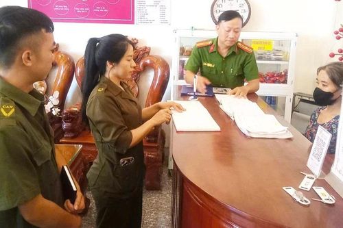 Khi phụ nữ tham gia bảo vệ an ninh trật tự ở cơ sở