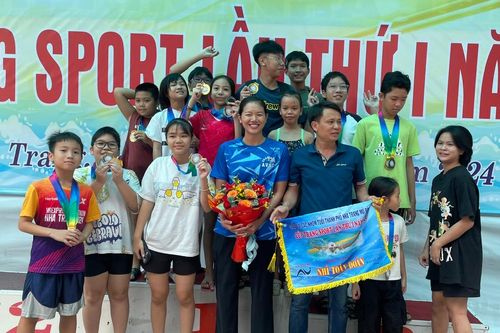 'Kình ngư' Ánh Viên giao lưu với các vận động viên 'nhí' tại giải bơi Nha Trang mở rộng