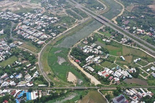 Tình trạng bồi lắng tại hệ thống thoát lũ từ cầu đường sắt về đến cầu sông Tắc: Sớm có phương án nạo vét, khơi thông dòng chảy