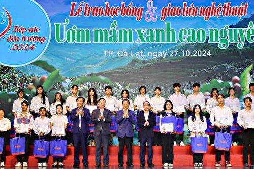 Quyền Bí thư Tỉnh ủy Nguyễn Thái Học dự Lễ trao học bổng Tiếp sức đến trường cho sinh viên khó khăn 5 tỉnh Tây Nguyên