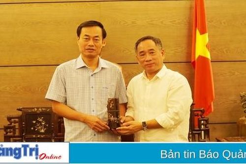 Tiến sỹ Amandine Dabat tặng kỷ vật của Vua Hàm Nghi cho huyện Cam Lộ