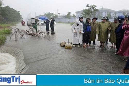 Phó Chủ tịch Thường trực UBND tỉnh Hà Sỹ Đồng kiểm tra công tác ứng phó bão số 6 tại Gio Linh, Vĩnh Linh