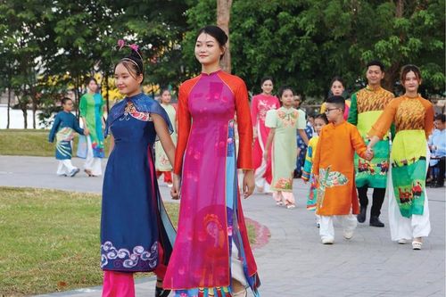 Áo dài & hành trình lan tỏa