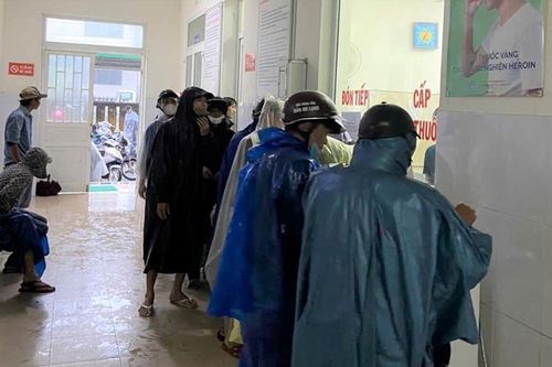 Cấp phát thuốc Methadone cho bệnh nhân đến cuối ngày trong điều kiện mưa bão
