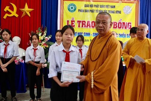 Phú Yên: Phân ban Phật tử Dân tộc T.Ư trao học bổng cho học sinh H.Sông Hinh và H.Đồng Xuân
