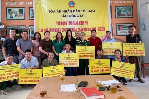 Báo Công lý trao tặng kinh phí xây dựng 08 căn nhà tình nghĩa cho các nạn nhân dioxin tại Bắc Giang