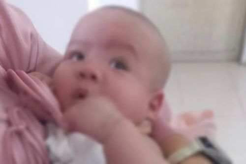 Người phụ nữ nhờ giữ hộ bé trai để đi vệ sinh rồi 'biến mất'