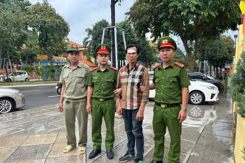Tạm giữ 2 'ma men' lăng mạ, tấn công Cảnh sát