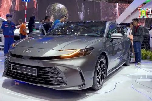 Toyota ra mắt Camry hoàn toàn mới, giá từ 1,22 tỷ đồng