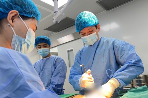 Người đàn ông mắc bệnh nữ hóa tuyến vú