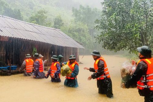 Vừa gồng mình chống bão, người dân miền Trung lại tất tả chạy lụt