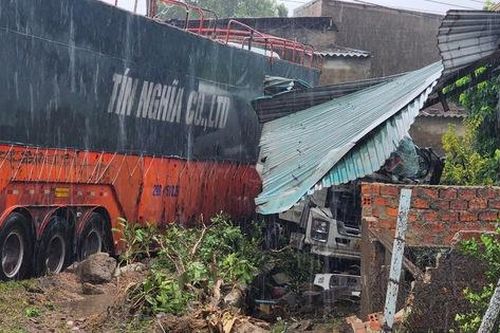 Xe container mất lái đâm vào nhà dân