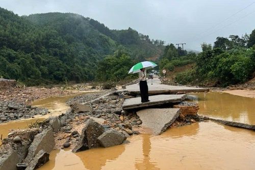 Quảng Trị: Đường hư hỏng, học sinh nhiều nơi phải nghỉ học sau bão số 6