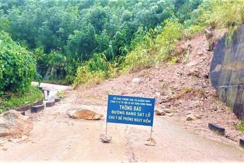 Quảng Nam: Nhiều nhà dân bị tốc mái, tuyến đường liên xã sạt lở