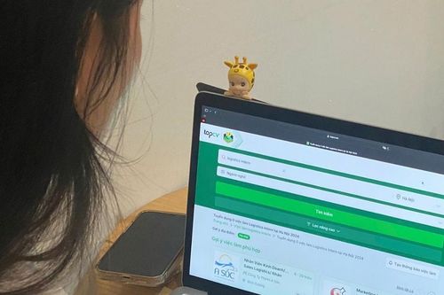 Về quê lập nghiệp hay bám trụ Thủ đô?
