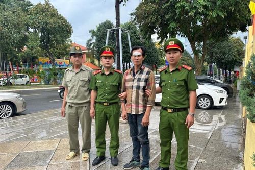 Tạm giữ 2 'ma men' lăng mạ, tấn công cảnh sát