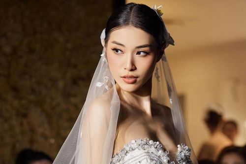 'Hoa khôi bóng chuyền' thử sức váy cưới