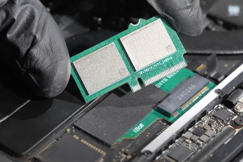 Một YouTuber tìm ra cách nâng cấp SSD trên MacBook