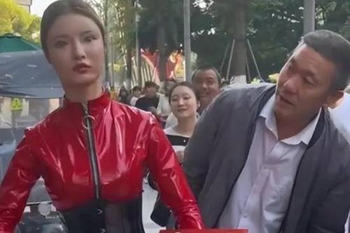 Chủ quán lẩu gây sốt vì tài giả làm robot
