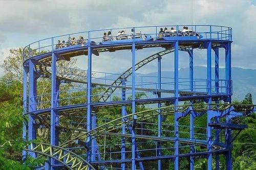 Tàu lượn Colombia mất điện, khách bám đường ray đi bộ xuống đất
