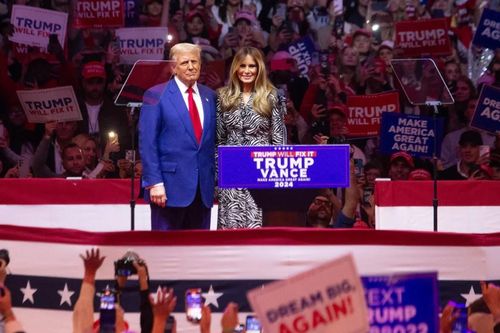 Bà Melania xuất hiện tại cuộc vận động của ông Trump