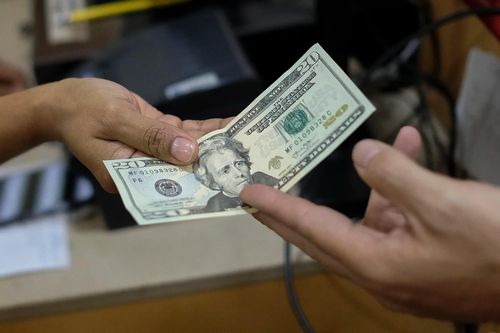 Trúng 1 triệu USD nhờ tờ tiền nhặt được ở bãi đậu xe