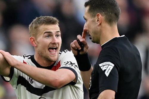 Manchester United bị thổi oan penalty?